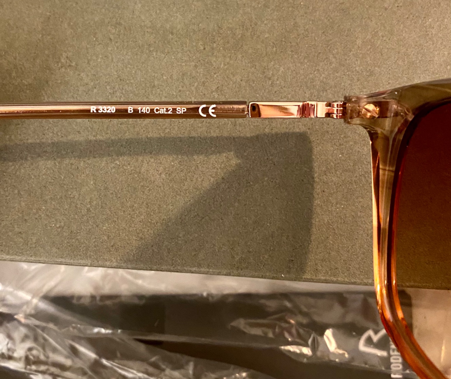 Rodenstock Classica Sun R3320 lunettes de soleil papillon violet